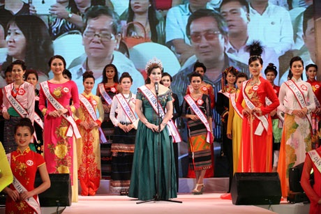 ...tham gia buổi bán đấu giá từ thiện