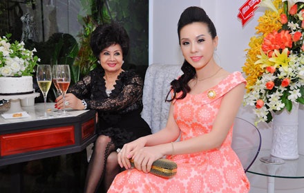 Hoa hậu Thu Hoài trẻ trung dự tiệc NTK Công Trí - 2 Với sắc vóc thon gọn, xinh đẹp, không ai nghĩ Thu Hoài đã là mẹ của 3 đứa con