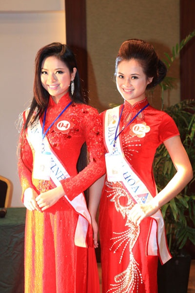 Thí sinh Nguyễn Thị Ngọc Anh và Hoàng Thị Kiều Anh