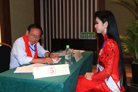 Mỗi thí sinh đều lần lượt trả lời phỏng vấn 7 thành viên của Ban giám khảo, với 6 câu hỏi