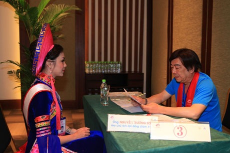 Mỗi thí sinh đều lần lượt trả lời phỏng vấn 7 thành viên của Ban giám khảo, với 6 câu hỏi