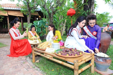 Thí sinh Hoa hậu dân tộc thể hiện nhiều “tài lẻ” - 1 Các thí sinh Hoa hậu trổ tài nướng ngô khoai khi đi thăm làng lụa ở Hội An