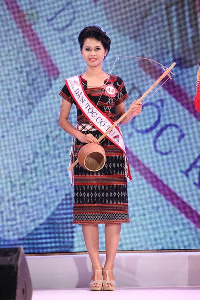 Thí sinh Hoa hậu dân tộc thể hiện nhiều “tài lẻ” - 2 Các thí sinh Hoa hậu trổ tài nướng ngô khoai khi đi thăm làng lụa ở Hội An