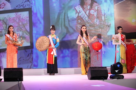 Thí sinh Hoa hậu dân tộc thể hiện nhiều “tài lẻ” - 4 Các sản phẩm được đem ra đấu giá từ thiện của các thí sinh