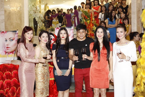 Diễn viên Hoàng Xuân: “Có chồng rồi tôi vẫn có người theo đuổi” - 2 Diễn viên Hoàng Xuân và chị Xuân Hương- TGĐ, Chủ tịch HĐQT Công ty CP Thẩm mỹ Xuân Hương