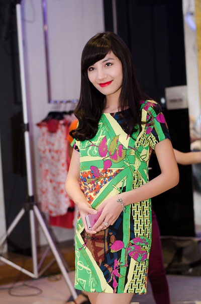 Vân Hugo diện váy ren vừa kín đáo vừa gợi cảm