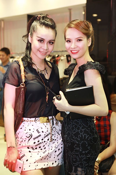 Áo của Yêu nữ hàng hiệu lộ rõ nội y cùng màu khi tạo dáng cùng Đan Lê