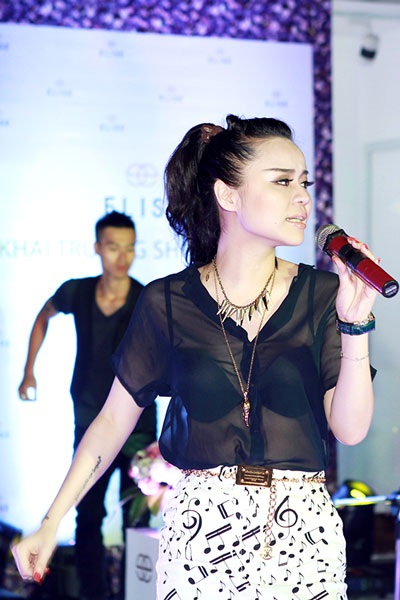 ...hoặc trình diễn bốc lửa trên sân khấu