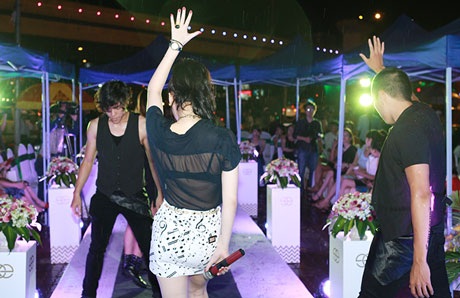 ...hoặc trình diễn bốc lửa trên sân khấu