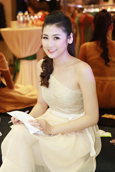 Á hậu Tú Anh cũng tham dự sự kiện với vai trò MC.