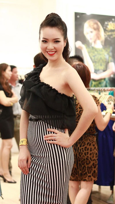 Á hậu Thụy Vân khoe vẻ đẹp mặn mà và viên mãn của gái một con