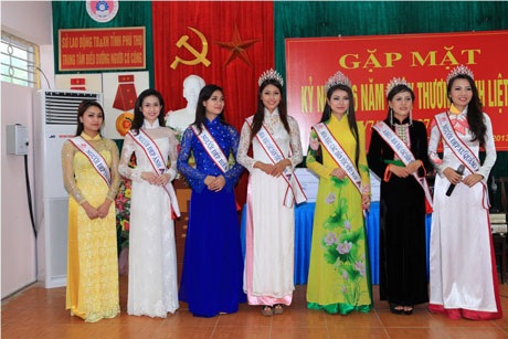 Tân Hoa hậu Ngọc Anh tri ân các anh hùng liệt sỹ - 1 Các người đẹp cuộc thi Hoa hậu các dân tộc Việt Nam 2013