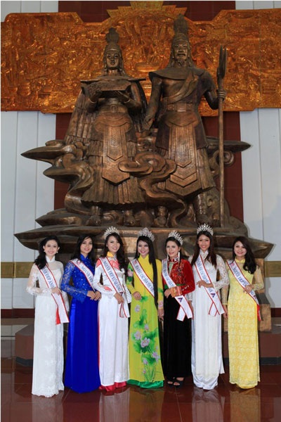 Tại Phú Thọ, đoàn Hoa hậu ghé thăm bảo tàng Lạc Long Quân
