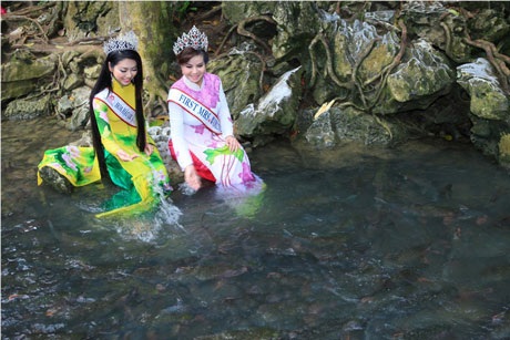 Hoa hậu Ngọc Anh và Quý bà Kim Hồng chụp ảnh tại suối Cá Thần, Thanh Hóa