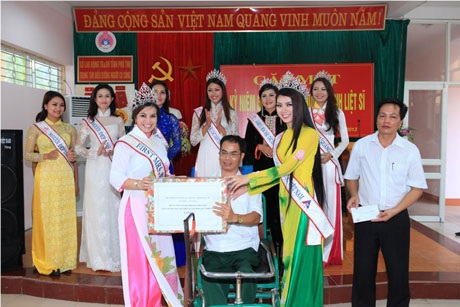 Tân Hoa hậu Ngọc Anh tri ân các anh hùng liệt sỹ - 7 Tấm chân tình của Đoàn Hoa hậu khiến nhiều thương binh cảm động