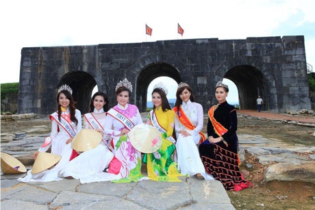 Các người đẹp tự hào chụp ảnh trước Thành Nhà Hồ, Thanh Hóa