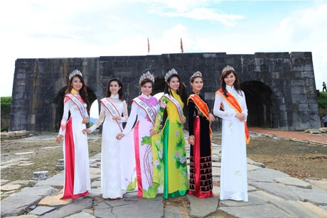 Các người đẹp tự hào chụp ảnh trước Thành Nhà Hồ, Thanh Hóa