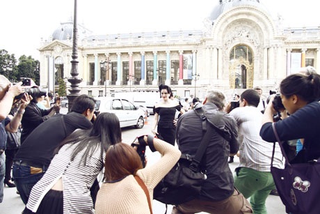 Lý Nhã Kỳ gây sự chú ý tại Tuần lễ thời trang Paris