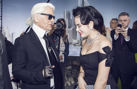 NTK  Karl Lagerfeld trò chuyện với cựu Đại sứ du lịch Việt Nam sau show diễn của Chanel