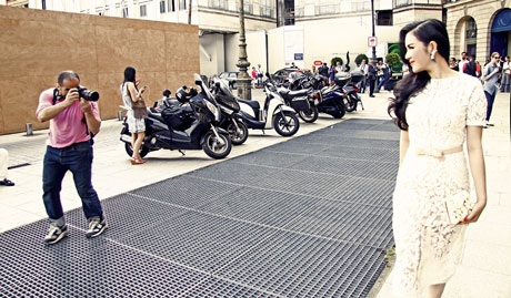 NTK  Karl Lagerfeld trò chuyện với cựu Đại sứ du lịch Việt Nam sau show diễn của Chanel