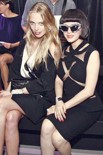 NTK  Karl Lagerfeld trò chuyện với cựu Đại sứ du lịch Việt Nam sau show diễn của Chanel