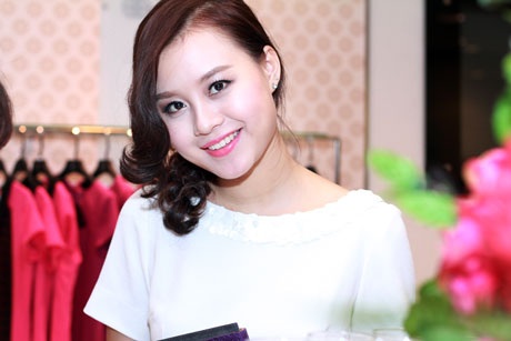 Huyền Trang lấn sân kinh doanh với vai trò quản lý showroom mới của một thương hiệu thời trang