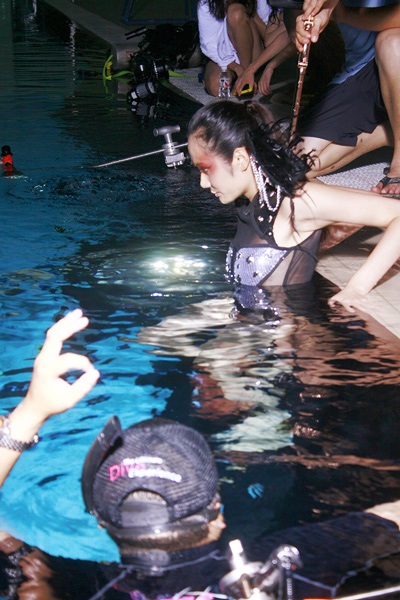 Hoàng Thu (ảnh trên )và Diệu Linh trong phần thử thách chụp hình dưới nước