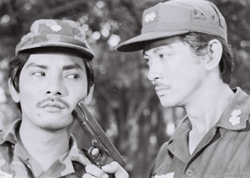 Nghệ sĩ nghiện cờ bạc sẽ không được cấp thẻ biểu diễn - 4 Thương Tín (trái) trong phim Ván bài lật ngửa