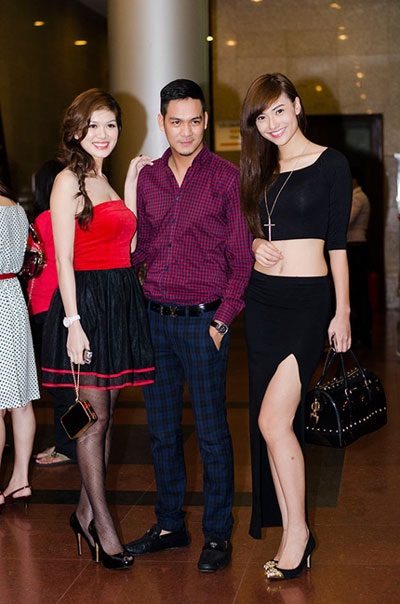 Chân dài 9X chụp ảnh kỷ niệm cùng mấy người bạn