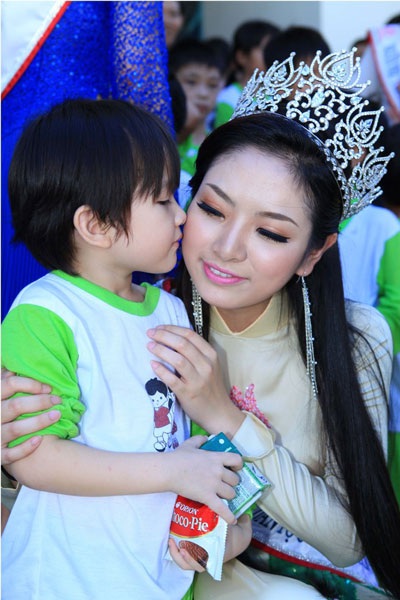 Tân Hoa hậu dân tộc tham gia từ thiện sau ngày đăng quang - 1 Tân Hoa hậu Ngọc Anh nhận được nhiều sự ủng hộ của khán giả