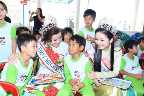 Tân Hoa hậu dân tộc tham gia từ thiện sau ngày đăng quang - 3 Tân Hoa hậu Ngọc Anh nhận được nhiều sự ủng hộ của khán giả