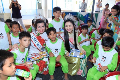 Tân Hoa hậu dân tộc tham gia từ thiện sau ngày đăng quang - 4 Tân Hoa hậu Ngọc Anh nhận được nhiều sự ủng hộ của khán giả