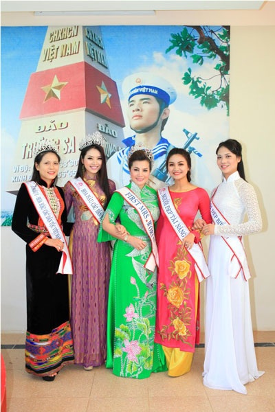 Tân Hoa hậu dân tộc tham gia từ thiện sau ngày đăng quang - 6 Các thí sinh Hoa hậu các dân tộc thể hiện tình yêu với biển đảo quê hương