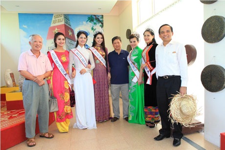 Tân Hoa hậu dân tộc tham gia từ thiện sau ngày đăng quang - 7 Các thí sinh Hoa hậu các dân tộc thể hiện tình yêu với biển đảo quê hương