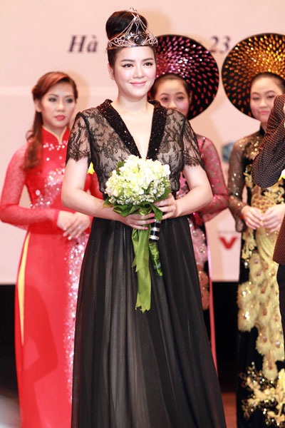 Lý Nhã Kỳ được chọn làm Đại sứ Nữ hoàng trang sức - 3 Lý Nhã Kỳ được đại diện Hội mỹ nghệ kim hoàn đá quý Việt Nam trao vương miện và tặng hoa