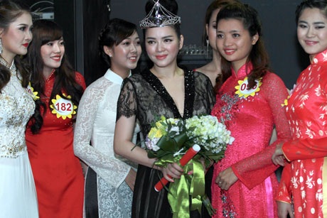 Lý Nhã Kỳ được chọn làm Đại sứ Nữ hoàng trang sức - 4 Lý Nhã Kỳ được đại diện Hội mỹ nghệ kim hoàn đá quý Việt Nam trao vương miện và tặng hoa
