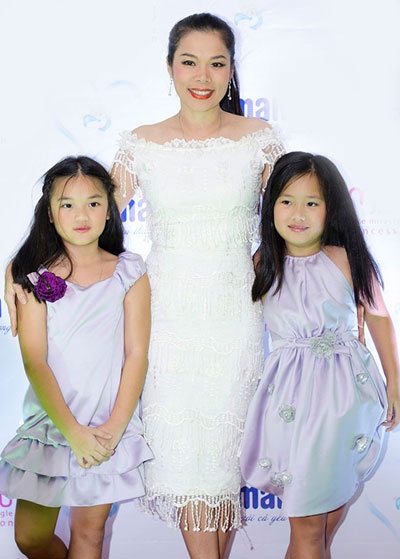Tối 10/8 tại Hà Nội, Mỹ Lệ và hai con gái trình diễn các trang phục do chính Mỹ nhân ngư thiết kế