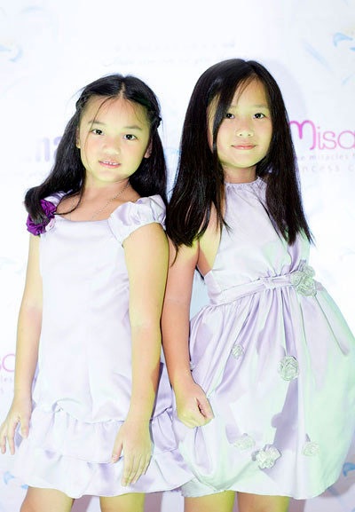 Hai chị em Misa (phải) và Misu giống mẹ ở tố chất nghệ sĩ, thích đàn hát và trình diễn