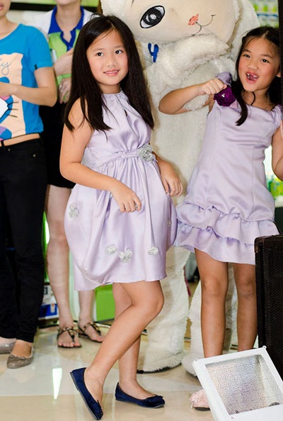 Hai chị em Misa (phải) và Misu giống mẹ ở tố chất nghệ sĩ, thích đàn hát và trình diễn