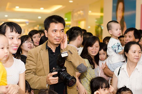 Ông xã Mỹ Lệ cũng nhăm nhăm máy ảnh ghi lại khoảnh khắc đẹp của 3 mẹ con