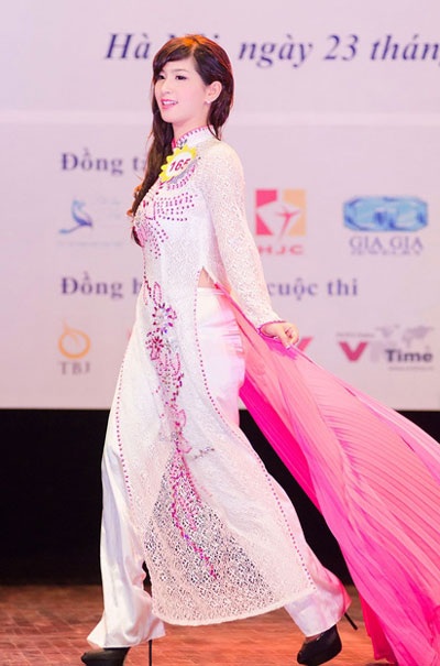Nữ hoàng Trang sức 2013 “di dời” từ Quảng Ninh về Hà Nội - 2 Hình ảnh một số thí sinh tại vòng bán kết diễn ra ngày 23/8 tại Nhà hát Âu Cơ, Hà Nội