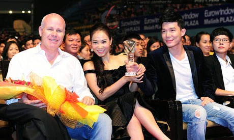Cựu HLV The Voice đoạt “cú đúp” tại Bài hát yêu thích - 3 Thu Minh được ông xã hộ tống đến nhận giải