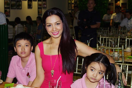 Mẹ con cựu người mẫu Thúy Hằng cũng đến thưởng thức món ăn do Đàm Vĩnh Hưng trổ tài