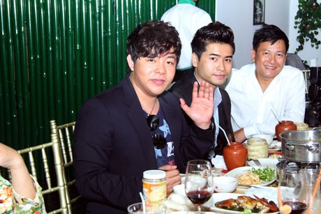 Nam ca sĩ nổi tiếng hải ngoại, Quang Lê cũng không bỏ qua sự kiện đặc biệt này