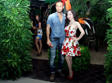 Tại sự kiện ngày 4/8, cả hay tay trong tay quấn quýt không rời trước ống kính báo giới