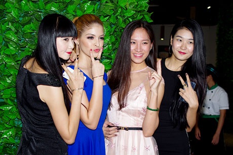 Nhiều chân dài Hà Nội cùng đến tham dự sự kiện