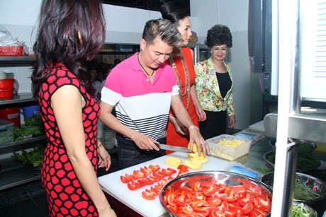 Trước đó, HLV The Voice khiến nhiều nghệ sĩ thích thú khi trổ tài vào bếp nấu nướng