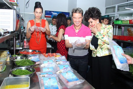 Trước đó, HLV The Voice khiến nhiều nghệ sĩ thích thú khi trổ tài vào bếp nấu nướng