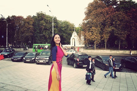 Á hậu Hoàng Anh khoe sắc trên đất Ukraina - 1 Hà Thanh