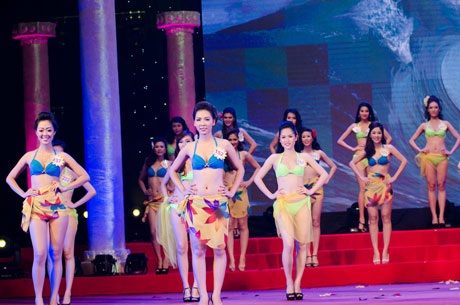 Màn biểu diễn bikini sôi động của các thí sinh Nữ hoàng Trang sức 2013